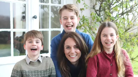 Cum le-a dezvăluit Kate Middleton copiilor ei că suferă de cancer. Prințesa de Wales e tare îngrijorată pentru George, Charlotte și Louis