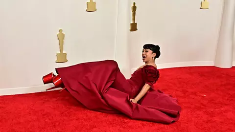 Momentul în care actrița Liza Koshy cade pe covorul roșu de la Oscar 2024. A fost un moment regizat sau chiar s-a împiedicat?