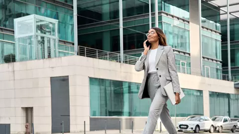 Cum să integrezi pantofii sport în ținutele office? Sfaturi de stil