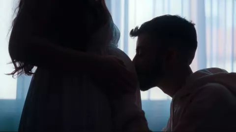 Omar Arnaout, primul câștigător de la „Next Star”, va deveni tată. Artistul în vârstă de 23 de ani și soția lui au ținut totul secret 8 luni: „Abia așteptam să te cunoaștem”