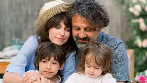 Dana Rogoz a dormit cu familia în rulotă în fața grădiniței fetiței sale, apoi în fața școlii băiatului ei: „A fost o experiență frumoasă”