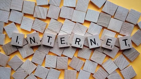 Cum să ne distrăm folosind internetul și aplicațiile online?