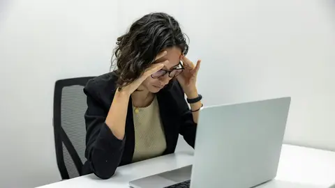 Sondaj eJobs x Up România: 41% dintre angajați sunt nemulțumiți și foarte nemulțumiți de actualul loc de muncă. Salariul, relația cu managerul și lipsa recunoașterii profesionale sunt principalele motive de frustrare. O treime declară că își va schimba jobul în perioada următoare