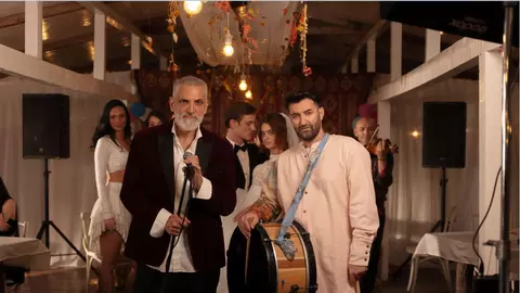 La 8 ani de la succesul „În stație la Lizeanu”, Damian Drăghici și Smiley lansează „S-a furat mireasa”, noul hit al nunților românești