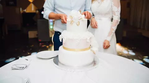 Și-au văzut tortul de nuntă prăbușindu-se pe podea. Reacția mirelui atinge perfecțiunea...
