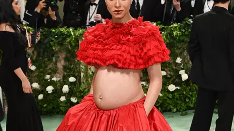 A dezvăluit că e însărcinată la cel mai mare eveniment fashion al anului! Și-a ascuns sarcina luni la rând