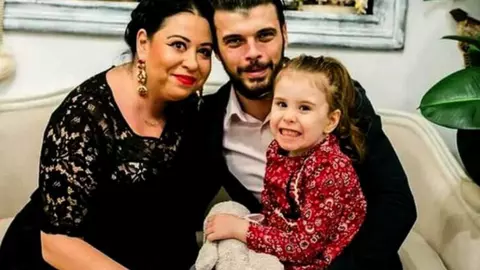 De ce Oana Roman nu primește alocația fiicei sale. Isabela e crescută de ea, nu de Marius Elisei: „Intră într-un cont administrat de el și nu avem acces”