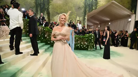 La 56 de ani, Pamela Anderson continuă să uimească cu aparițiile provocatoare. La Met Gala 2024 a dat dovadă de eleganță