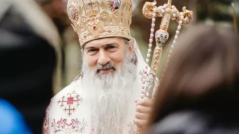 ÎPS Teodosie le recomandă femeilor abuzate de soți „să își ducă crucea” și "să facă după voia soțului"