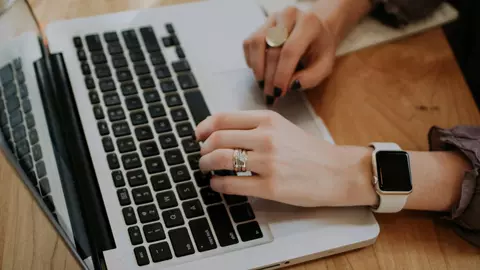 Sondaj eJobs: 4 din 10 angajați folosesc în mod frecvent tool-uri de AI pentru a-și ușura sarcinile de la job. Aproape jumătate dintre respondenți nu au folosit niciodată astfel de instrumente
