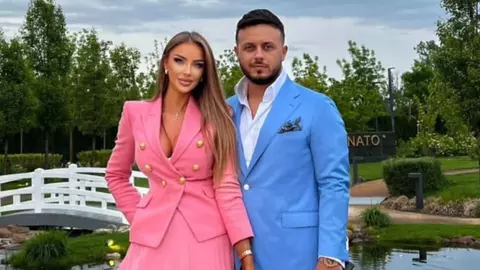 Cine este femeia cu care Gabi Bădălău a petrecut în club. A părăsit-o pe Bianca Drăgușanu și a blocat-o peste tot