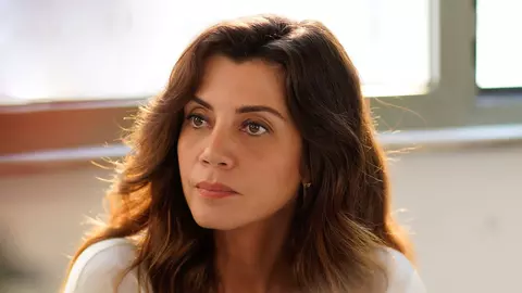 Gökçe Bahadır e protagonista serialului „Tablou de familie” de la Kanal D. La fel ca personajul pe care îl interpretează, a trecut și ea printr-un divorț dureros
