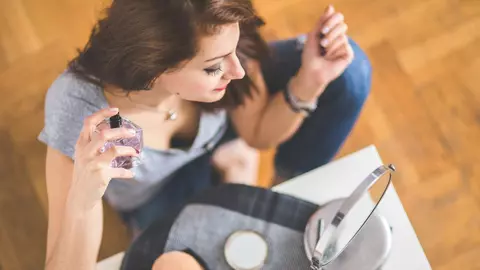 Cum prelungești persistenţa parfumului tău, astfel încât să miroşi bine toată ziua