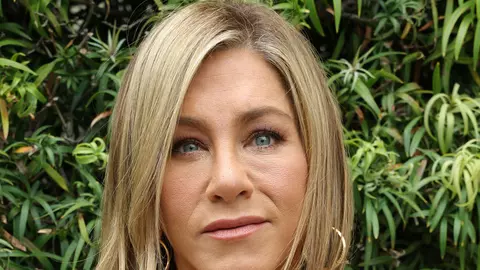 Jennifer Aniston arată impecabil într-o superbă rochie roșie