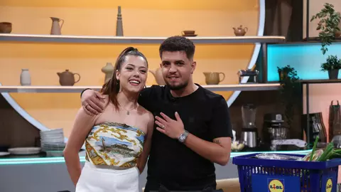 După ce a fost huiduit la concertul Coldplay, Babasha bifează prima apariție la TV. Unde va putea fi urmărit alături de sora lui