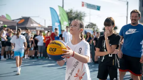 Spectacol de baschet 3x3 la Iulius Mall Iași: 300 de jucători s-au duelat pentru premii la BCR Sport Arena Streetball