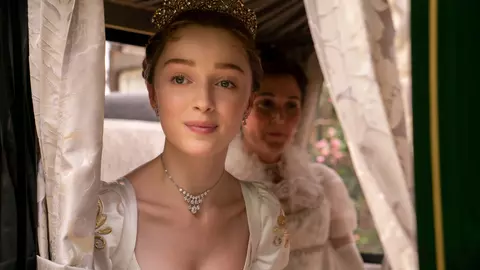 Phoebe Dynevor, frumoasa Daphne din serialul Bridgerton, de nerecunoscut. Cum a fost surprinsă în vacanța, în Franța, cu logodnicul ei