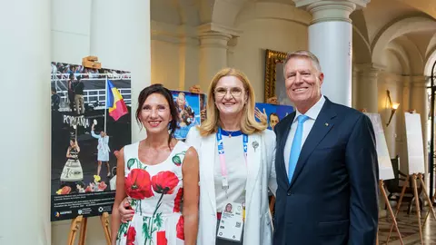 Cât costă rochia purtată de Carmen Iohannis la Ambasada României de la Paris, înainte de Jocurile Olimpice