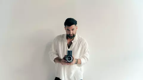 Cu un videoclip în care apar multe frumuseți de catwalk, printre care și Adelina Pestrițu
