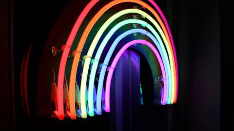 Top șase elemente decorative în trend pentru această vară - de la benzile LED, la ghivecele mari de plante