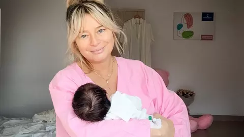 Imagine emoționantă cu cea de-a patra fetiță a Laurei Cosoi. Aida a ajuns acasă. Ce surpriză i-au pregătit surorile ei. „Un nou început”