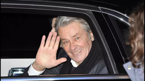 Copiii lui Alain Delon nu vor să-i eutanasieze câinele ca să fie îngropat alături de el
