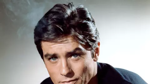 Ultima poză cu Alain Delon o să-ți tulbure simțurile: cel mai seducător bărbat din lume a spus că „Îmbătrânirea este oribilă”