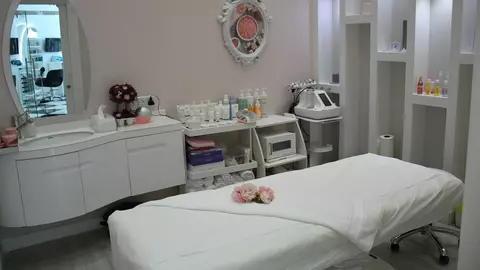 Iată 3 moduri prin care îți poți surprinde partenera cu un cadou inedit