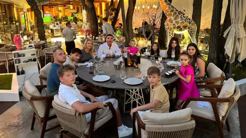 Ipostază rară cu Cristi Borcea și cei 9 copii ai lui. A fost căsătorit de trei ori și are copii cu patru femei diferite