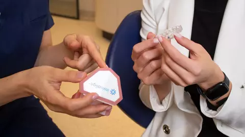 Iată ce dinți pot fi îndreptați cu un aparat dentar Invisalign. Preț de câte săptămâni trebuie purtate gutierele?