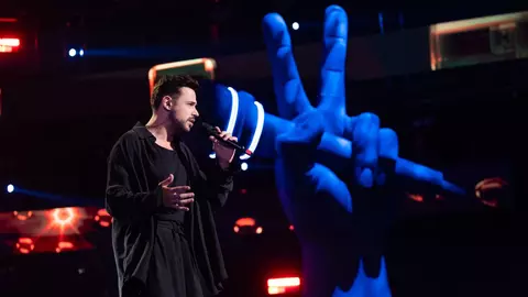 Bogdan Medvedi, fostul membru al trupei MAXIM, a cucerit juriul de la Vocea României 2024. Smiley i-a dat „Super Block” lui Tudor Chirilă