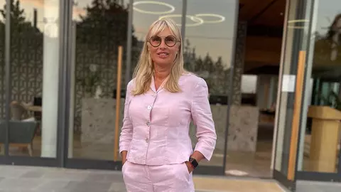 Cum arată Mariana Pfeiffer, prima soție a lui Laurențiu Reghecampf, la vârsta de 56 de ani. A atras atenția tuturor la cununia civilă a fiului ei, Luca