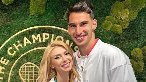 Acasă la Victor Cornea! Parcă e muzeu! A dus-o pe Andreea Bălan la părinții lui, la Sibiu, iar solista a filmat totul