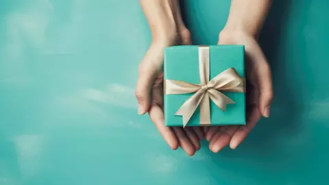 Cum să alegi un cadou memorabil pentru persoanele speciale din viața ta