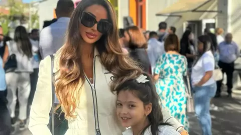 Bianca Drăgușanu și fiica ei au atras toate privirile în prima zi de școală. Sofia a început clasa a II-a. De ce nu a dus-o la o școală privată