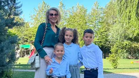 Cum s-a îmbrăcat Mirela Vaida în prima zi de școală a copiilor ei. Prezentatoarea de la „Acces Direct” - lecție de eleganță