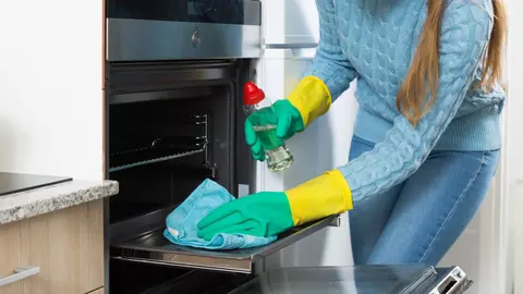 4 trucuri pentru organizarea eficientă a produselor de curățenie în locuință 
