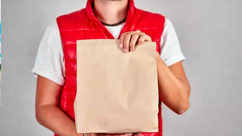 Ai o firmă de food delivery? De ce să folosești pungi de hârtie în locul celor de plastic?