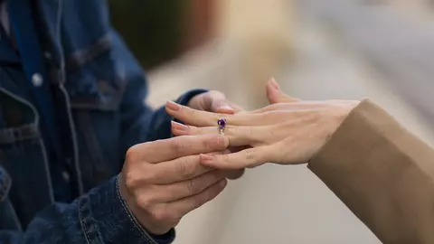 Inele de Logodnă cu Pietre Colorate: Adaugă Unicitate și Culoare Iubirii Tale