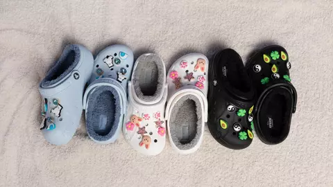 La tranziția între anotimpuri, alege dintre modelele colecției Crocs Moody Fashion