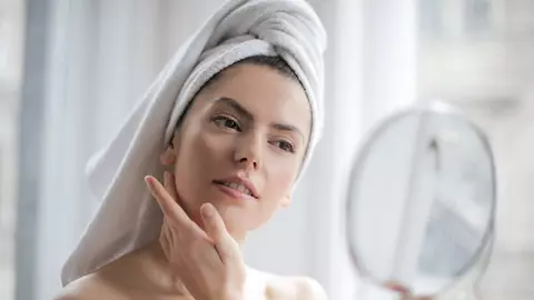 Cum să îți creezi o rutină de skincare pentru un ten radiant și bine protejat