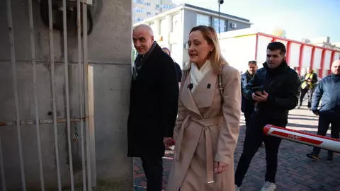 Cât costă paltonul purtat de Elena Lasconi la secția de votare. Fiica ei a votat-o din Franța