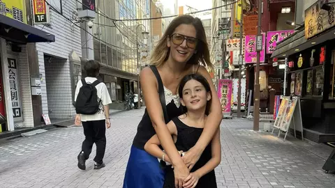 Alma, fiica Amaliei Enache, e la o școală privată, dar mama ei nu vrea ca aceasta să studieze pe viitor în străinătate. „Nu e ușoară acomodarea în altă lume”