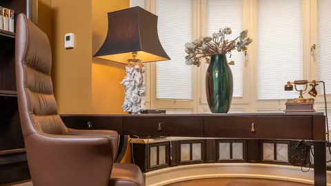 Cum să transformi atmosfera livingului cu lămpi de masă elegante