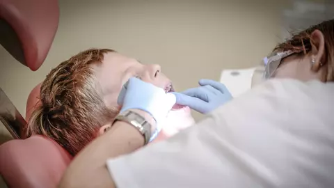 Importanța îngrijirii dinților la copii: Când și cum să începi vizitele la dentist