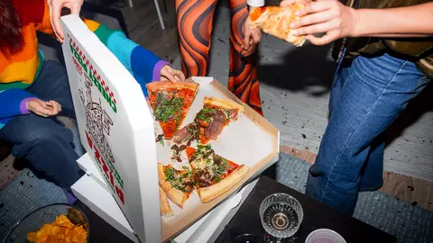 Pizza pentru evenimente: De ce este alegerea perfectă pentru petreceri