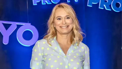 Andreea Esca, surpriză pentru toate doamnele și domnișoarele, de 8 Martie. Vedeta a împărțit flori pe stradă