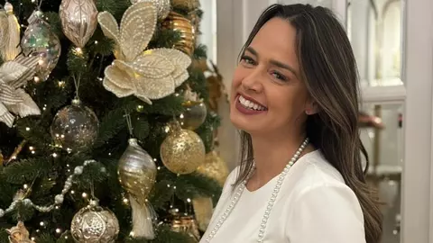 Cum arată sufrageria Andreei Raicu, după ce a decorat-o de Crăciun. Cele mai frumoase sunt imaginile inedite așezate pe șemineu