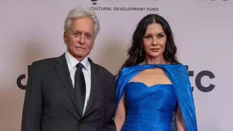 El 80 de ani, ea 55! Apariția elegantă a lui Catherine Zeta-Jones alături de soțul ei, Michael Douglas, în Arabia