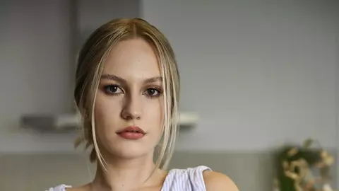 Ilinca Gheorghiu, fiica actorului Mircea Gheorghiu, debut pe micile ecrane. Tânăra se alătură distribuției „Ana – Mi-ai fost scrisă în ADN”, difuzat în curând la Antena 1